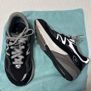 New Balance 990 v6 size (5 kids) 6 or 61/2 women Black and White Athletic Shoes